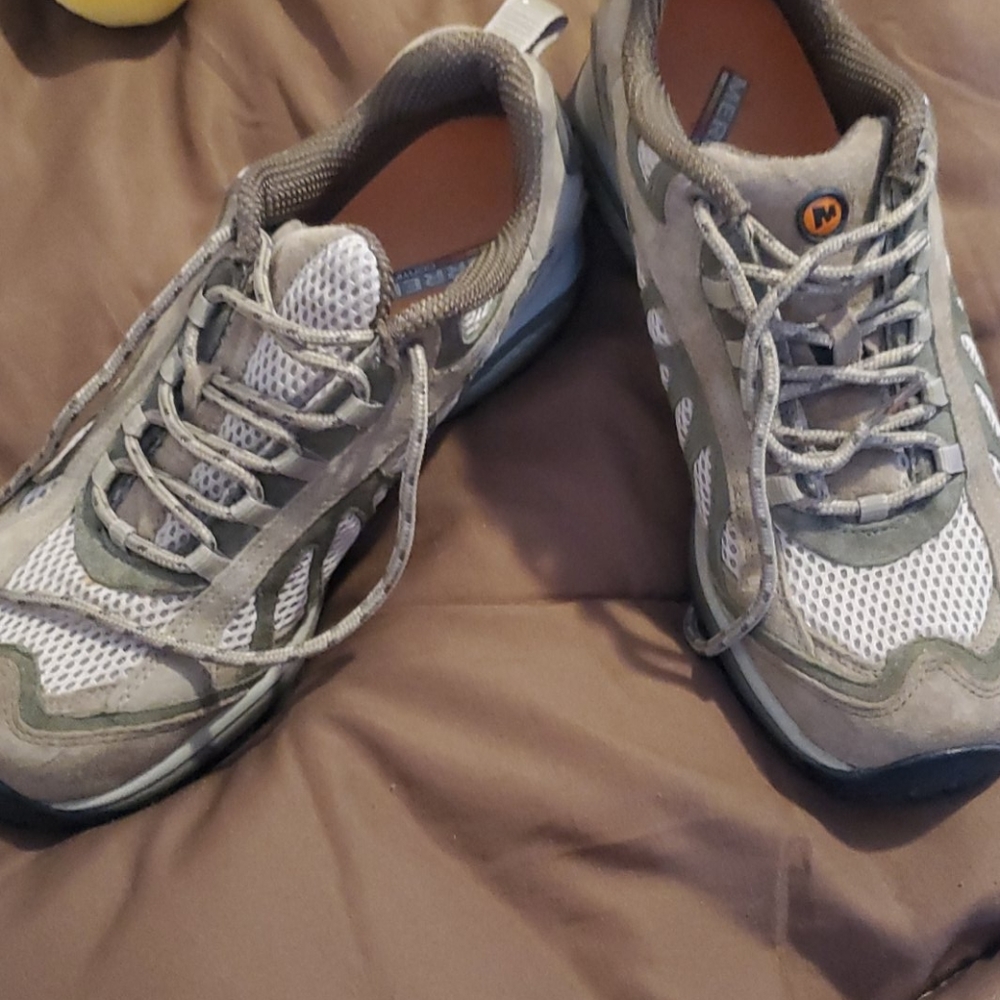 Merrell womens shoe....size 9.5